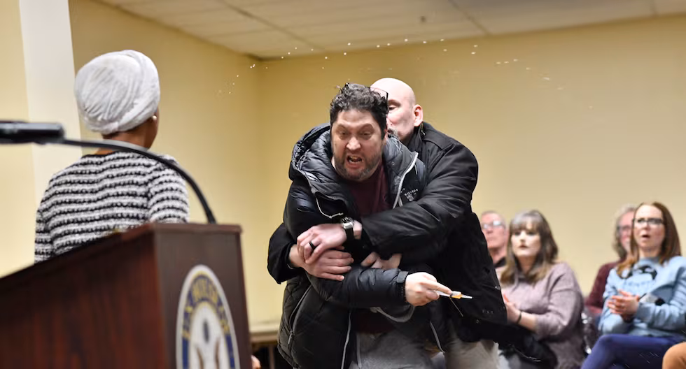 Ilhan Omar: Hombre rocía líquido a congresista demócrata en un mitin en Minneapolis | Minnesota | Estados Unidos | HIELO | Lo último | MUNDO

 – El diario andino