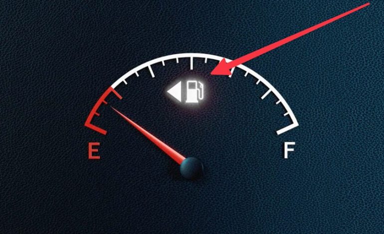 En 1986, un hombre aparcó en el lado equivocado de la gasolinera. Ese día resolvió un problema bochornoso para todos los conductores.

 – El diario andino