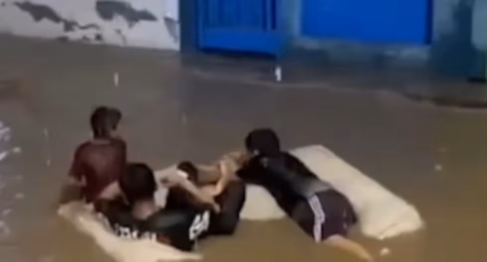 Piura: jóvenes cruzan sobre un colchón una calle inundada en Chulucanas

 – El diario andino