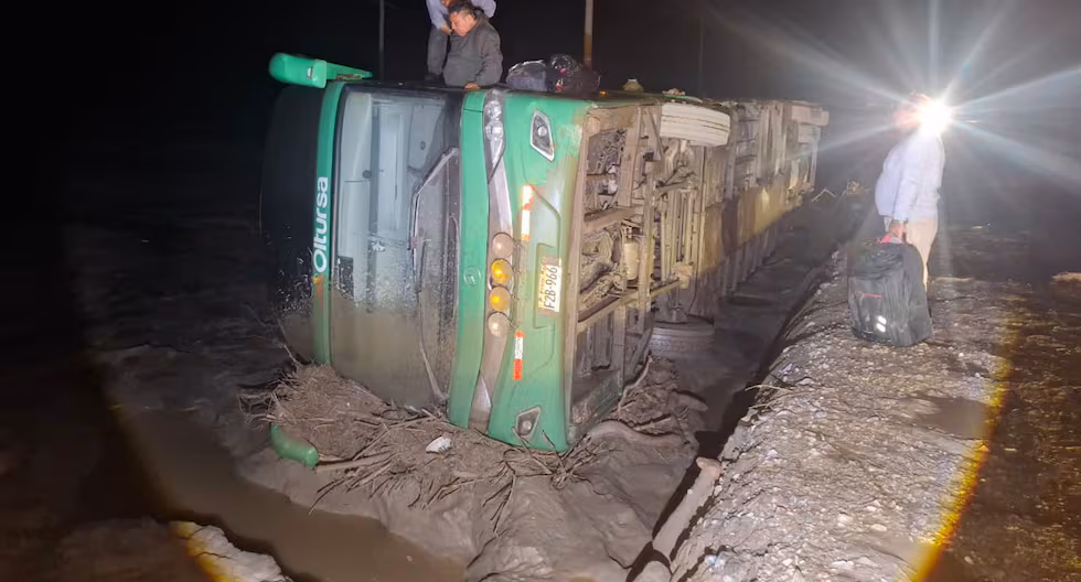 Ica: Policía rescata a 33 pasajeros luego de que un bus volcara por deslave en la Panamericana Sur

 – El diario andino
