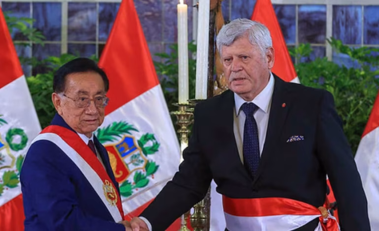 Hugo Alberto Begazo de Bedoya juramenta como nuevo Ministro del Interior en el gobierno de José María Balcázar PCM último

 – El diario andino