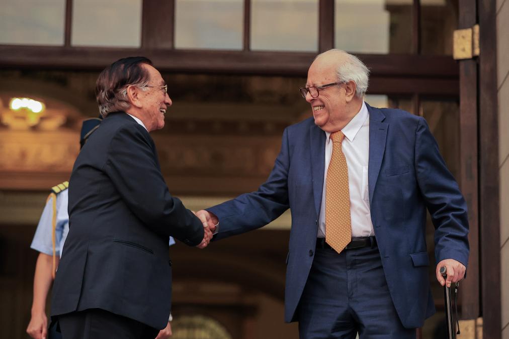 Presidente Balcázar se reunió con Julio Velarde

 – El diario andino