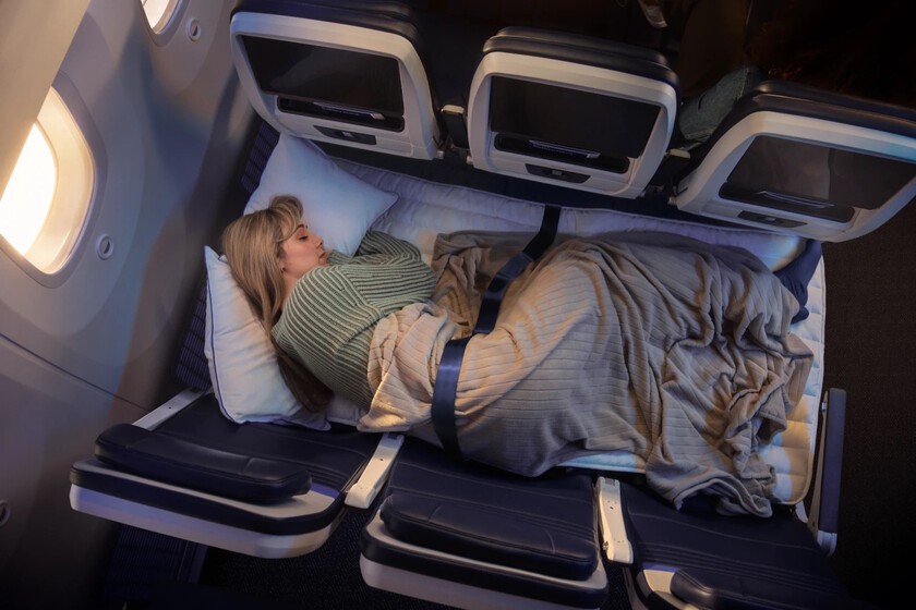 Dormir en clase turista ha sido misión imposible. Algunas aerolíneas están probando tres asientos convertibles en camas

 – El diario andino