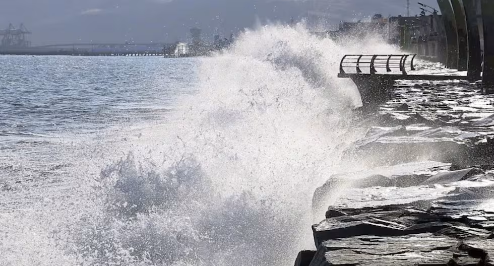 Armada del Perú cierra 90 puertos por oleaje anormal y advierte oleaje hasta tres veces mayor que el anterior

 – El diario andino