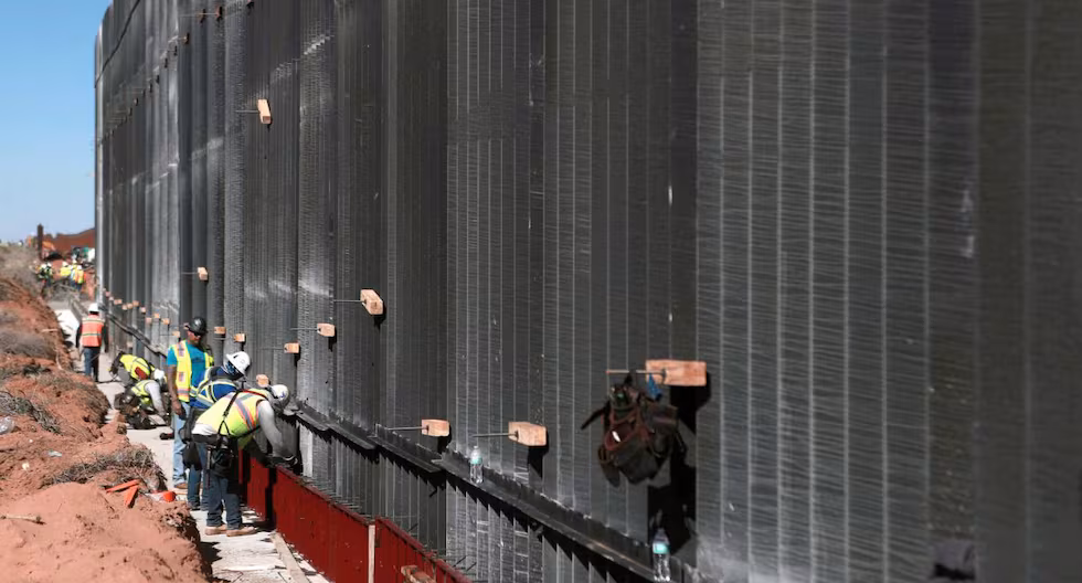 Estados Unidos construye un muro negro en la frontera con México para frenar la escalada de migrantes | Donald Trump | claudia sheinbaum

 – El diario andino