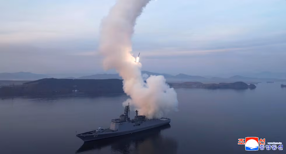 Corea del Norte realizó un ejercicio con lanzadores múltiples de cohetes de calibre 600 mm, según KCNA

 – El diario andino