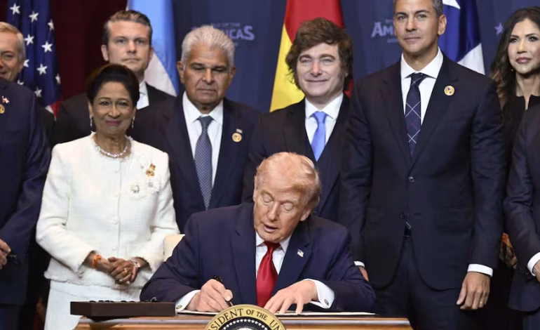 “El Escudo de las Américas: por qué Trump rehizo el mapa hemisférico desde Miami”, por Irma Montes Patiño

 – El diario andino