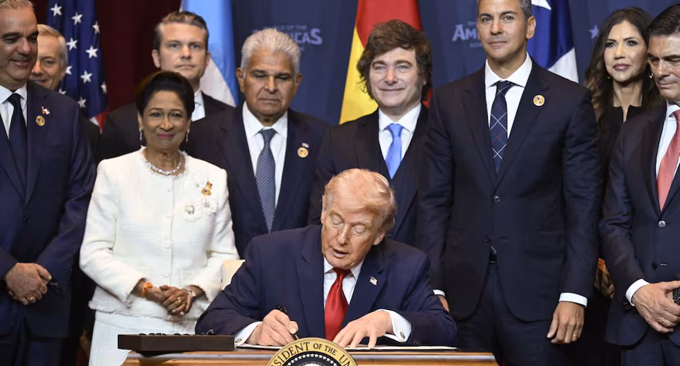 “El Escudo de las Américas: por qué Trump rehizo el mapa hemisférico desde Miami”, por Irma Montes Patiño

 – El diario andino