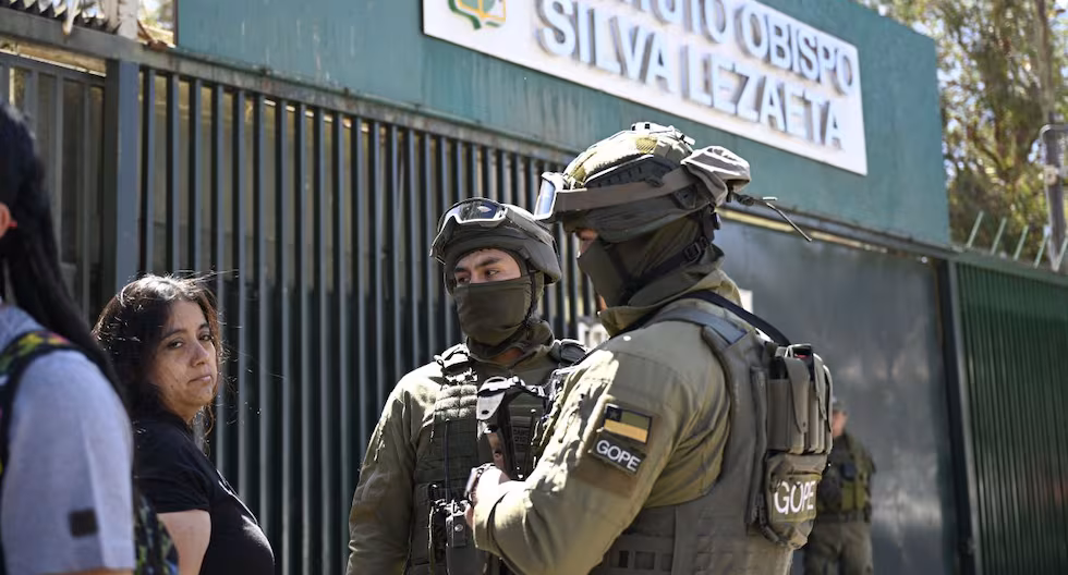 Ataque estudiantil en escuela de Chile deja un funcionario muerto y cuatro heridos

 – El diario andino