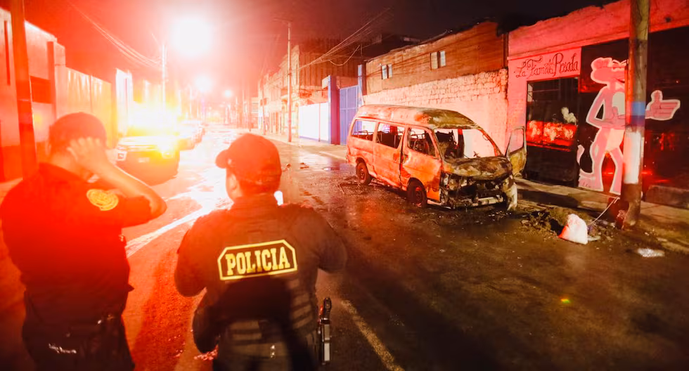 Extorsionadores prendieron fuego a una camioneta estacionada en la Av. Sáenz Peña en Callao

 – El diario andino